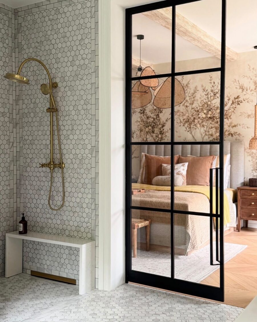 Chinoiserie and Marble Bathroom